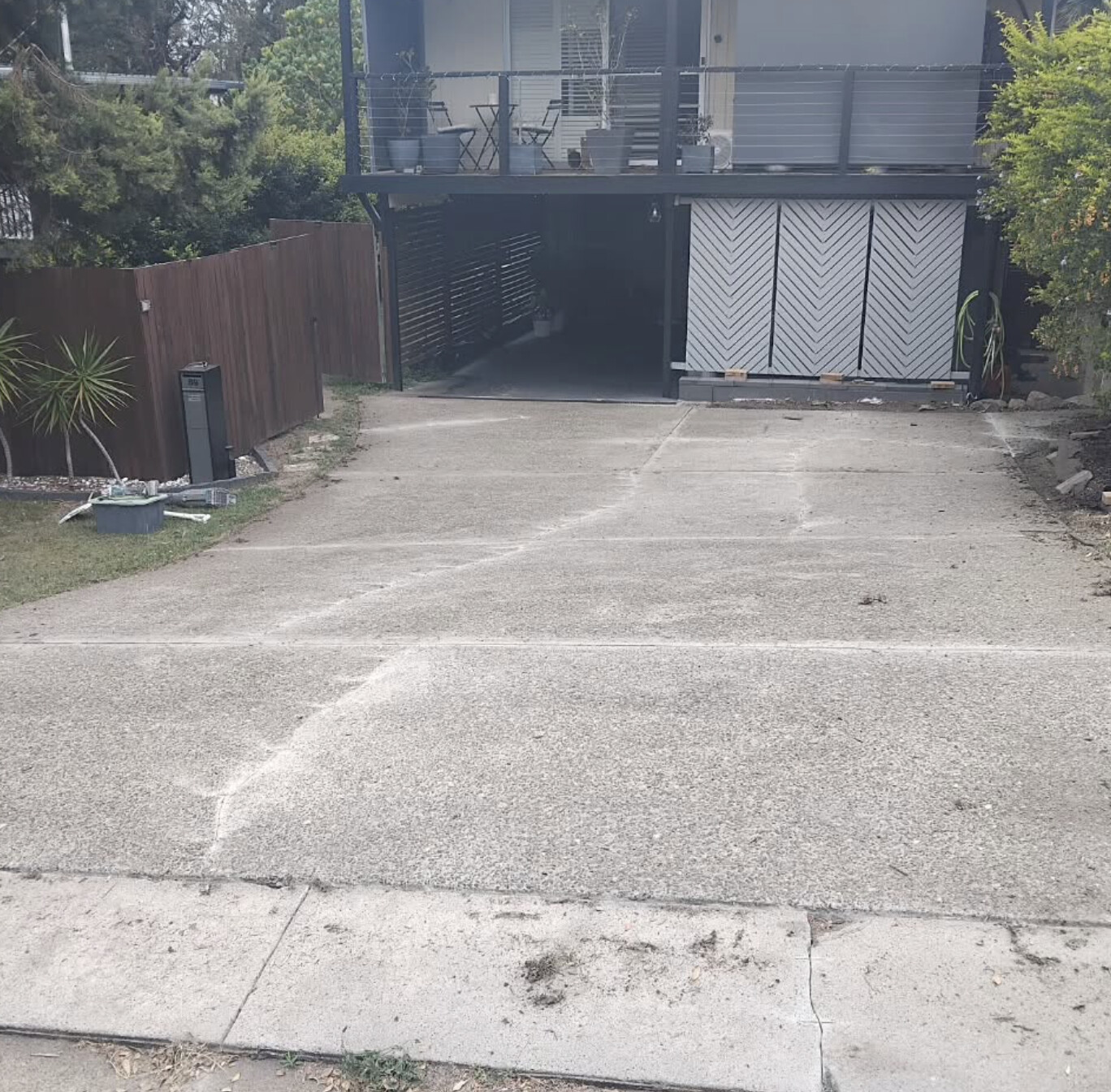 Cracked exposed aggregate driveway before resurfacing